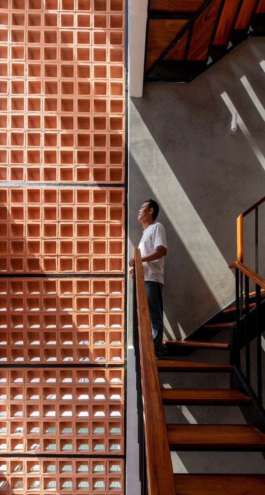 Nhà thiết kế 4 tầng, riêng tầng 1 gồm 1 tầng trệt và 1 lửng có chức năng sinh hoạt chung. Tầng 2,3,4 là các phòng ngủ và khu vực vệ sinh riêng, trên tầng tượng có hồ bơi cho hoạt động thể thao.