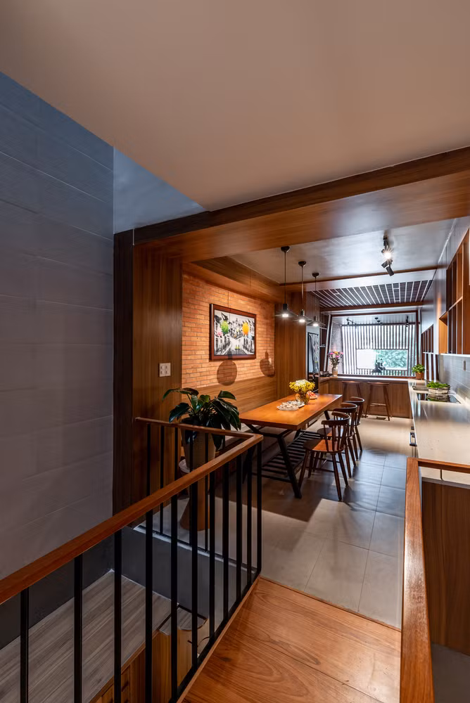 Tầng 1 là không gian của gara, phòng khách và khu thờ cúng trang trọng. Tầng lửng là khu bếp ăn có thể quan sát xuống khu khách.