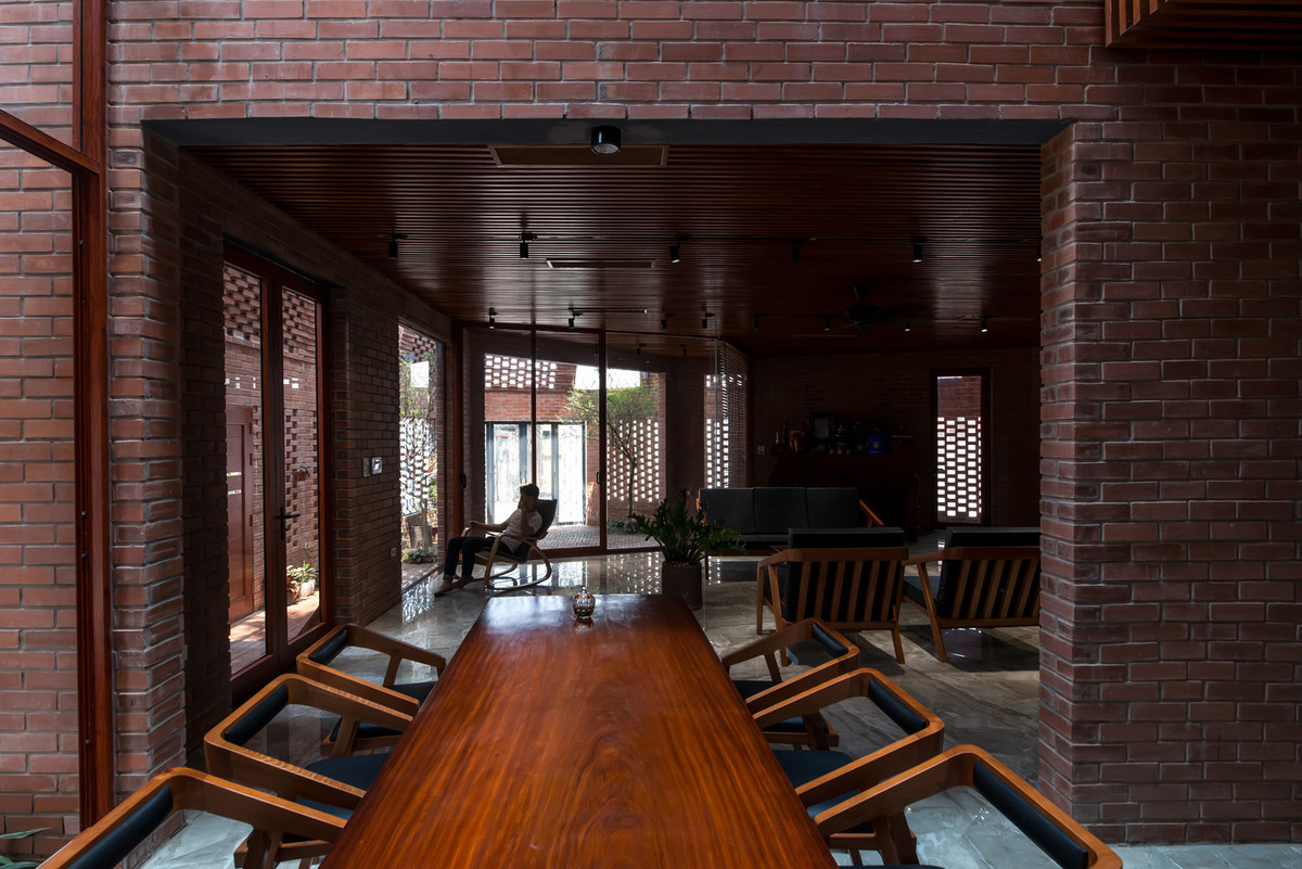 Tường ngoài có nhiều lỗ thoáng nhưng không quá trống trải để vừa an toàn, riêng tư, vừa không quá bức bối.