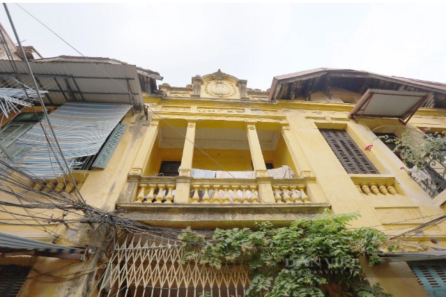 Nằm trong một con hẻm nhỏ trên phố Hàng Bè (gần bờ hồ Hoàn Kiếm), căn biệt thự rộng 800 m2 của cụ Trương Thị Mô (SN 1924, Hà Nội) là một trong số ít công trình xây dựng theo kiến trúc Pháp cổ còn được bảo tồn gần như nguyên vẹn cho đến ngày nay. Ảnh: Dân Việt