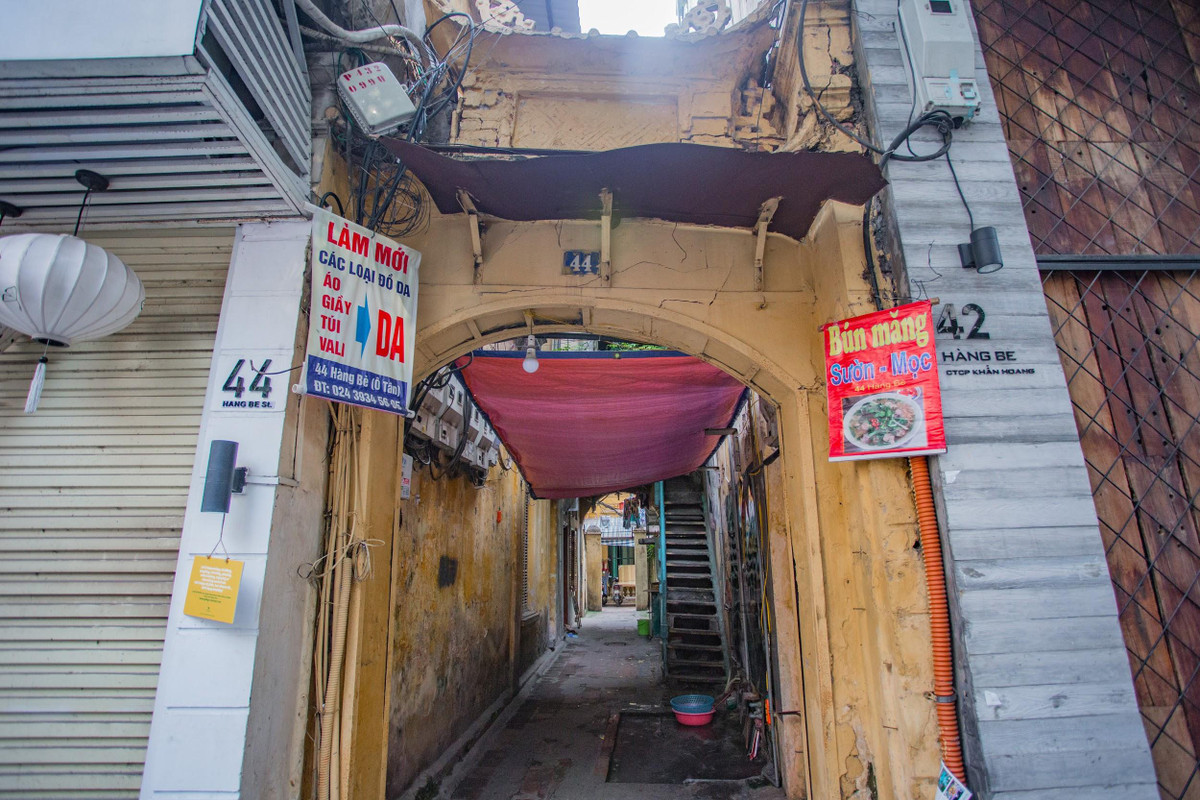 Căn biệt thự cổ được xây dựng vào năm 1925 bởi cụ Trương Trọng Vọng, một doanh nhân thầu khoán (chủ thầu xây dựng) nổi tiếng vào đầu thế kỷ 20, bố đẻ của cụ Mô. Cụ Vọng là người gốc Văn Điển, ngoại thành Hà Nội. Ảnh: Vietnamnet