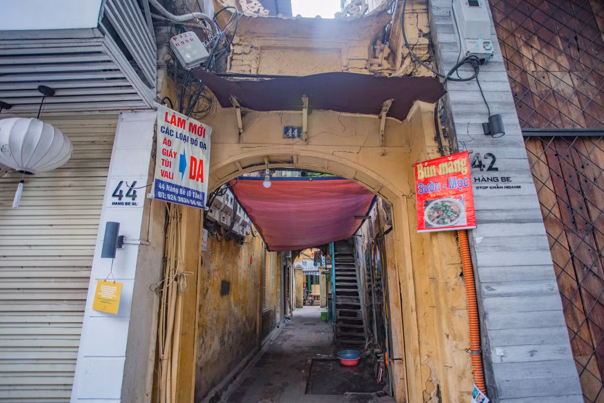 Căn biệt thự cổ được xây dựng vào năm 1925 bởi cụ Trương Trọng Vọng, một doanh nhân thầu khoán (chủ thầu xây dựng) nổi tiếng vào đầu thế kỷ 20, bố đẻ của cụ Mô. Cụ Vọng là người gốc Văn Điển, ngoại thành Hà Nội. Ảnh: Vietnamnet