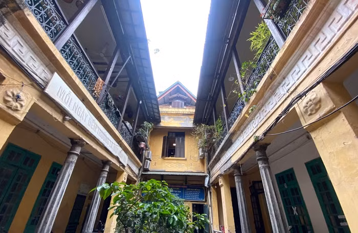 Sau năm 1950, cụ Vọng và 5 người con đi tản cư nơi khác, để lại ngôi nhà này cho cụ Mô chăm sóc. Ngày nay, căn biệt thự này tiếp tục được con cháu cụ Mô trân trọng và gìn giữ. Ảnh: Vietnamnet