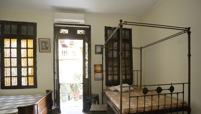 Nội thất trong nhà như: bàn ghế, sập gụ, tủ, giường... từ thời các cụ để lại, vẫn được con cháu giữ gìn nguyên vẹn. Ảnh: Dân Việt