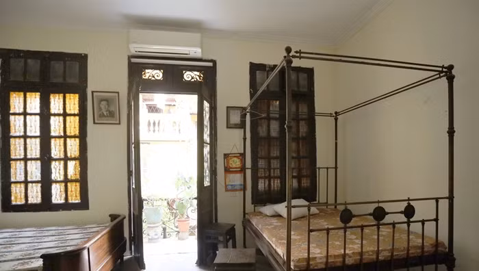 Nội thất trong nhà như: bàn ghế, sập gụ, tủ, giường... từ thời các cụ để lại, vẫn được con cháu giữ gìn nguyên vẹn. Ảnh: Dân Việt