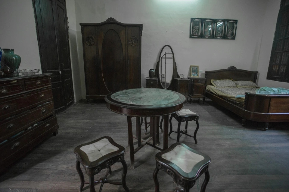 Bà Thủy không đánh bóng lại đồ dùng trong nhà bởi không muốn làm mất đi những nét cổ kính xưa. Ảnh: Dân trí