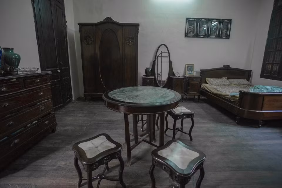 Bà Thủy không đánh bóng lại đồ dùng trong nhà bởi không muốn làm mất đi những nét cổ kính xưa. Ảnh: Dân trí