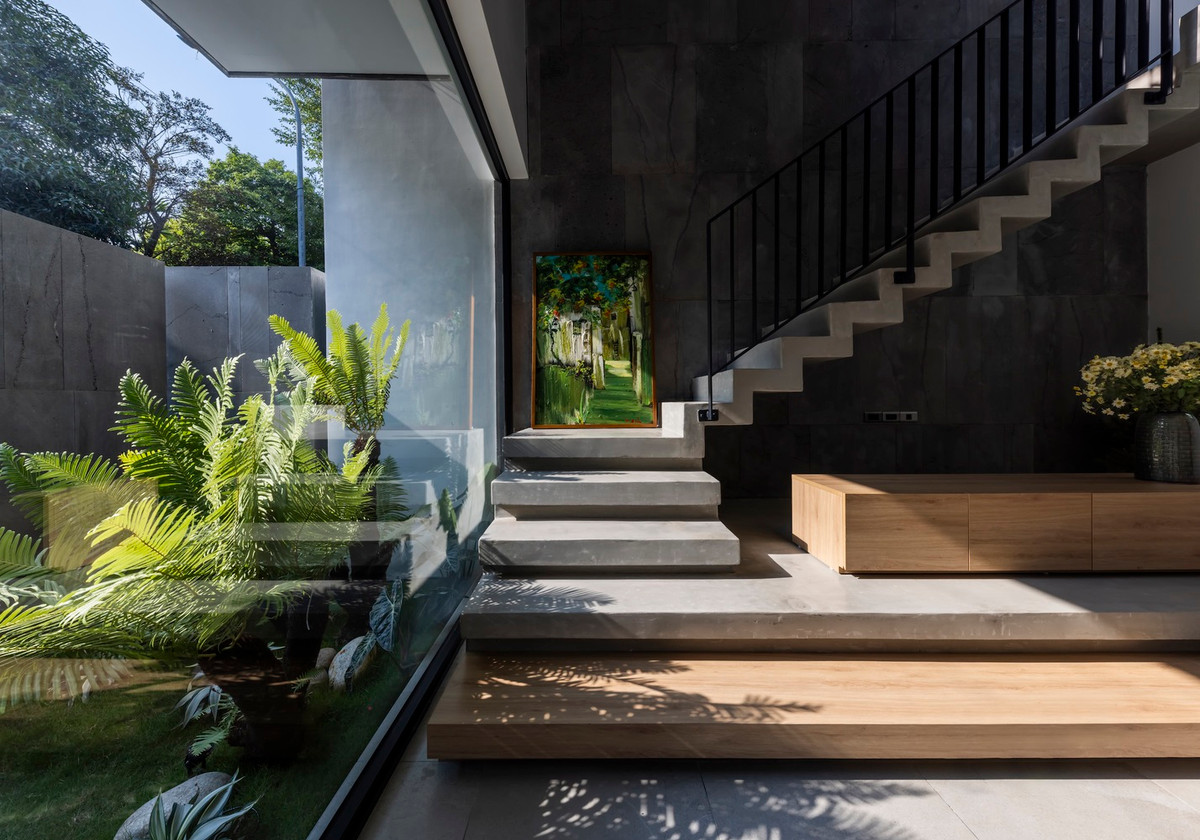 Bên cạnh đó, căn nhà còn có mặt tiền chính hướng Tây khiến không gian vô cùng nóng bức và ngột ngạt, nhất là trong những ngày hè oi bức.