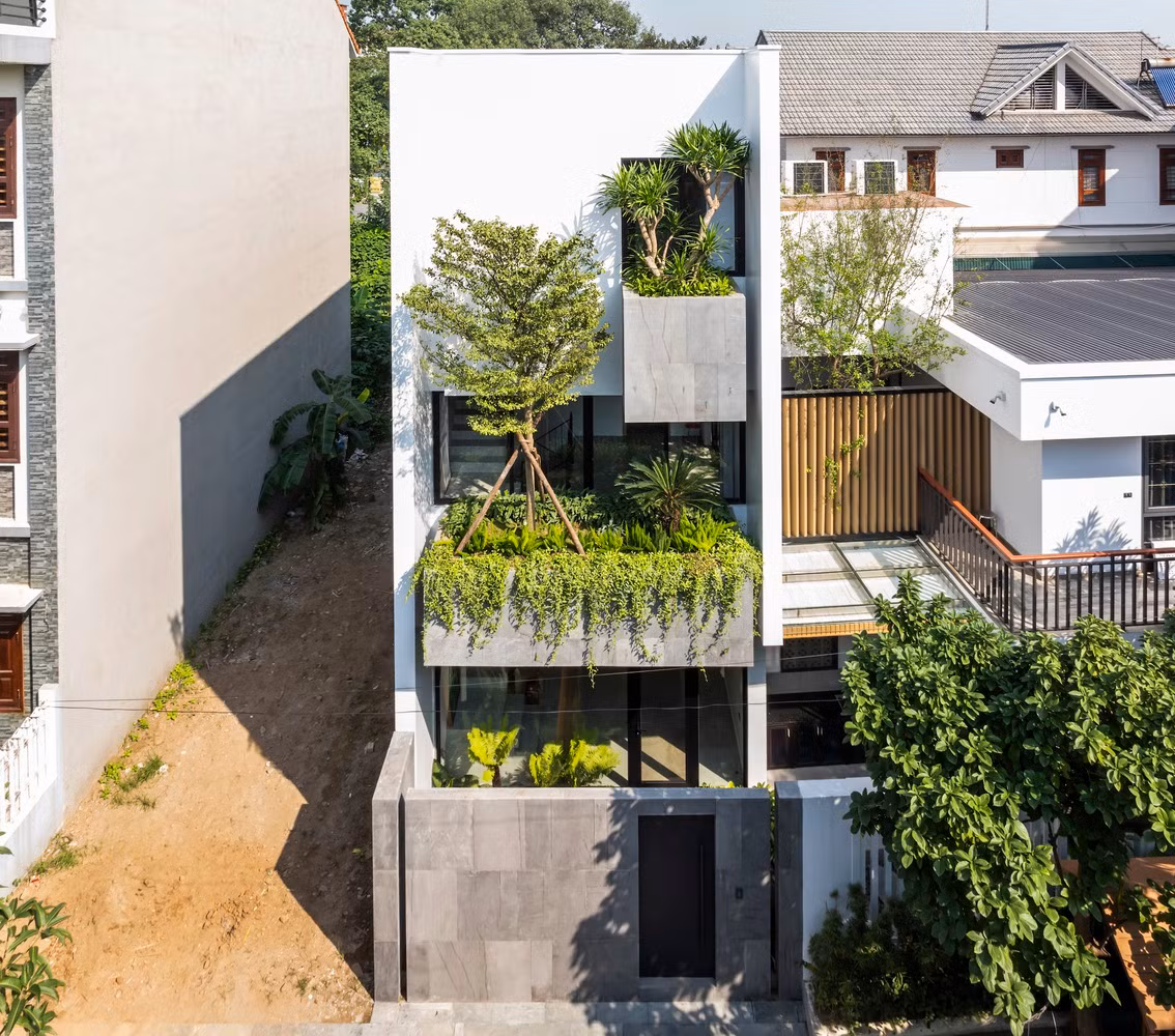 Trước khi cải tạo, ngôi nhà được bố trí khá bất tiện, diện tích thang bộ chiếm đa số diện tích và cản trở hết tầm nhìn và giao thông, phòng ngủ chật chội, thiếu sáng và các khu vực chức năng không hợp lý gây nhiều khó khăn cho sinh hoạt của gia đình.