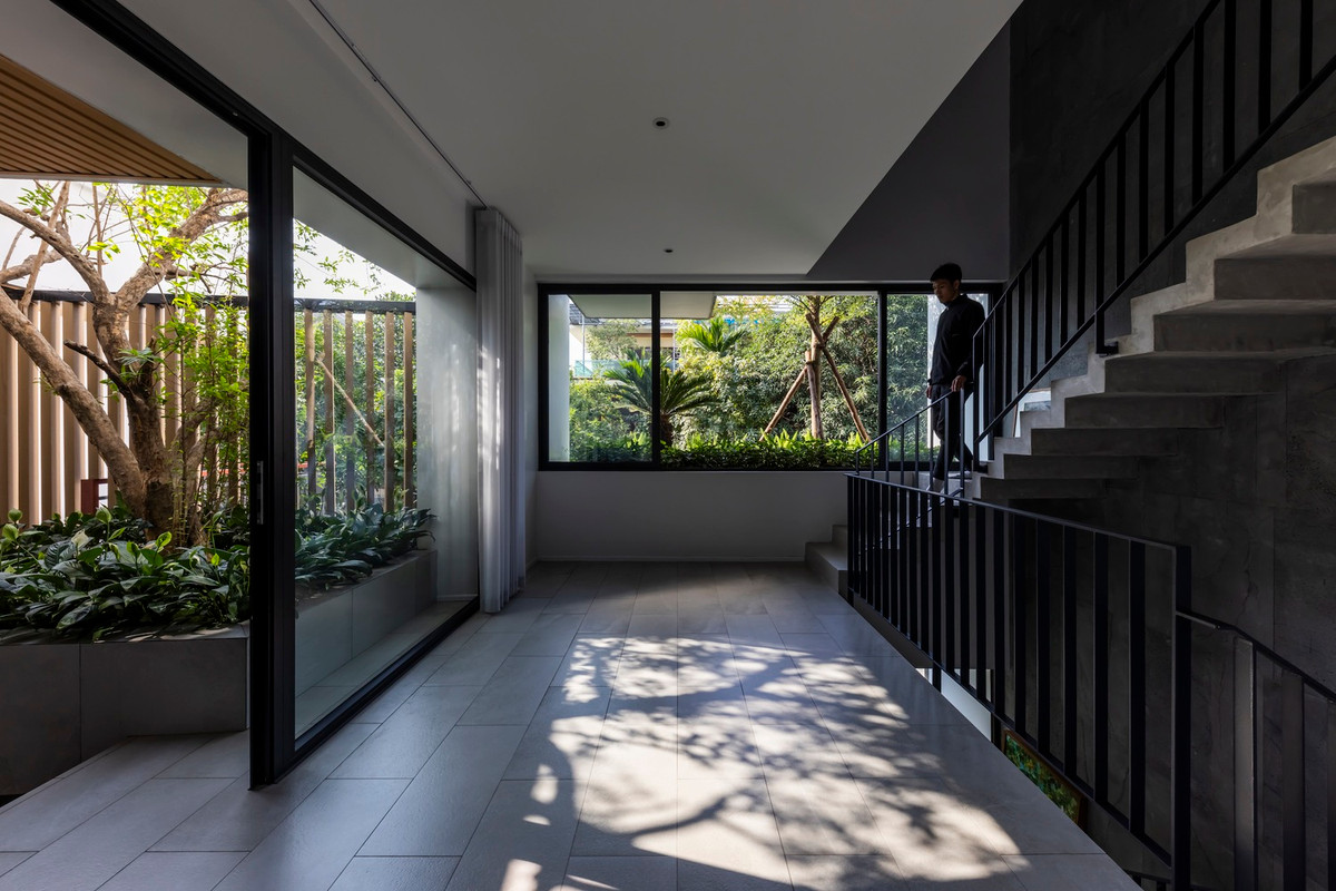 Cửa kính lớn được sử dụng để tận dụng ánh sáng tự nhiên và tạo cảm giác kết nối với bên ngoài.