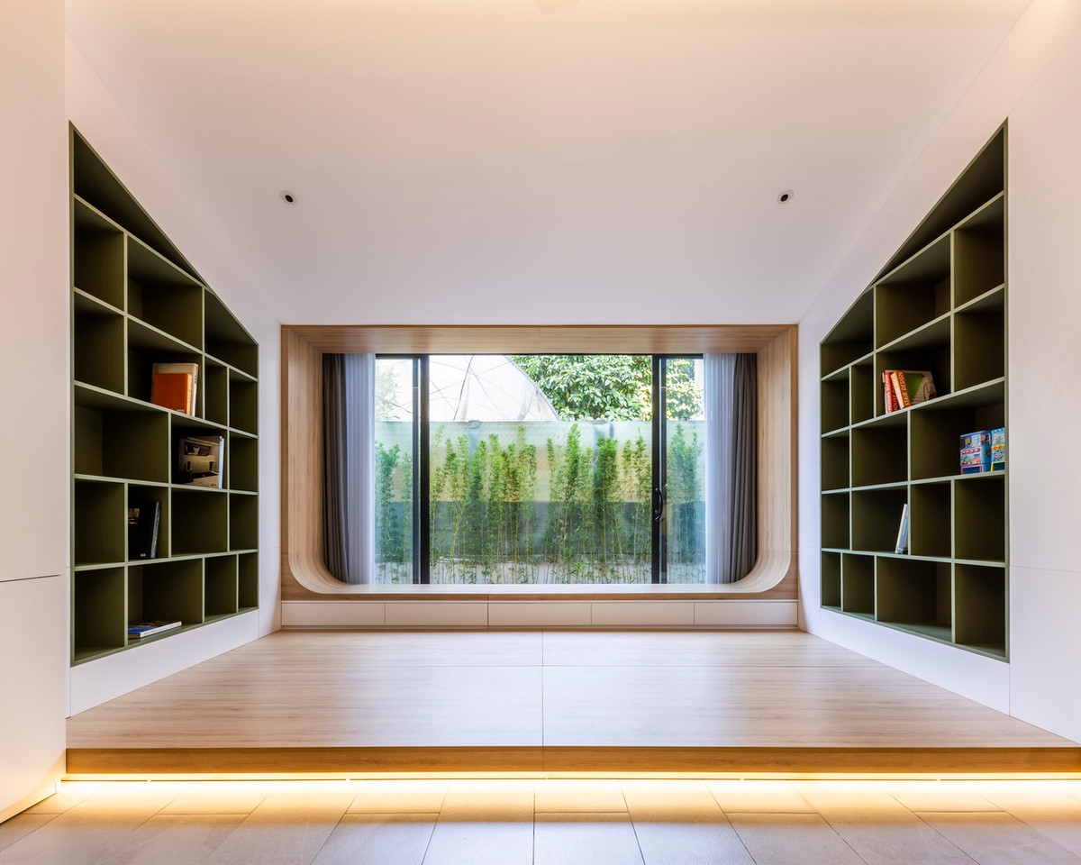 Lấy cảm hứng từ kiến trúc tối giản xanh, ngôi nhà tận dụng mọi không gian có sẵn và loại bỏ các yếu tố không cần thiết