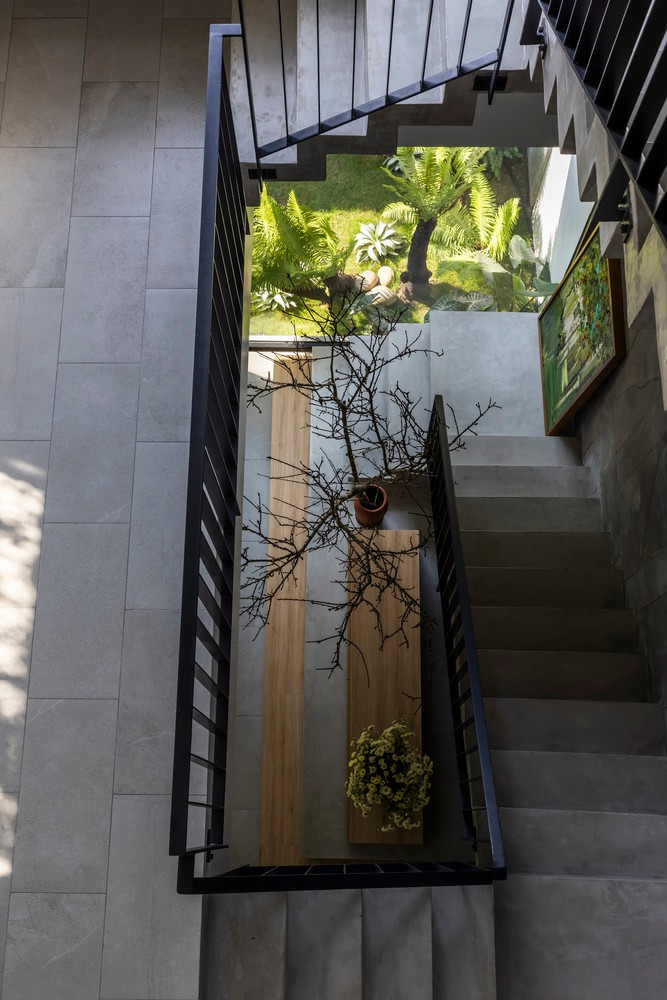 Sự kết hợp giữa cây xanh và không gian sống tạo ra một cảm giác tươi mới, gia chủ có thể thưởng ngoạn và thư giãn giữa lòng thành phố.