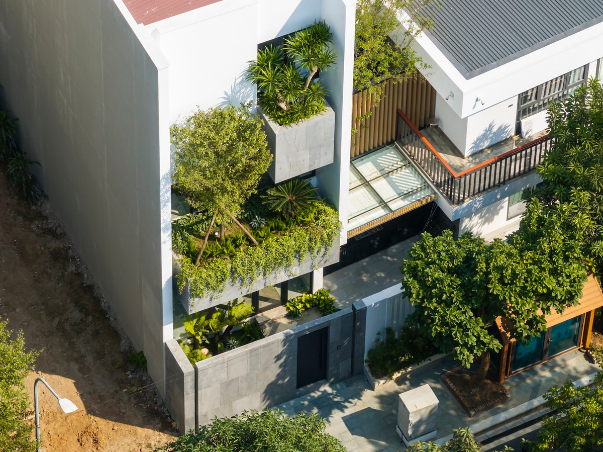 Để giải quyết vấn đề này, kiến trúc sư tạo ra những khu vườn treo liên thông ở mặt tiền.
