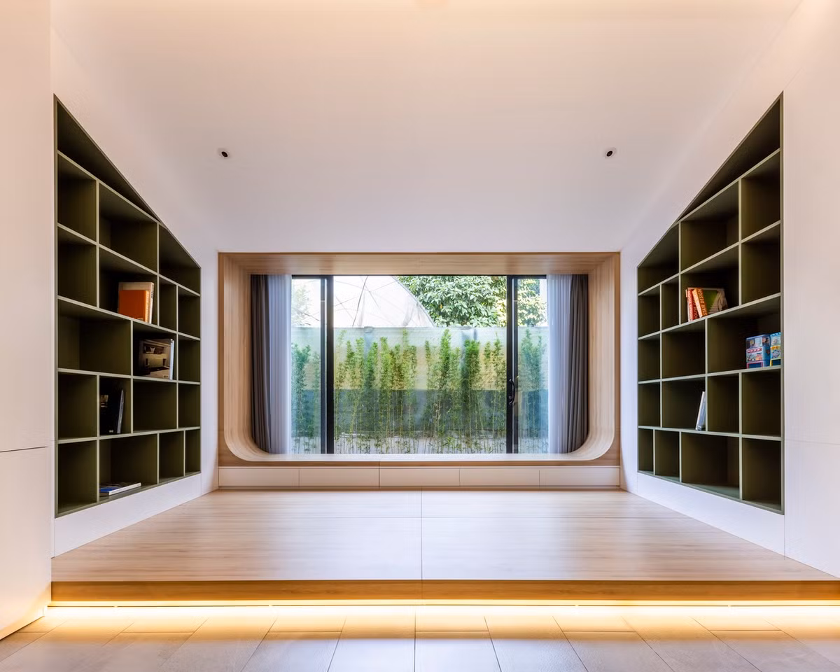 Lấy cảm hứng từ kiến trúc tối giản xanh, ngôi nhà tận dụng mọi không gian có sẵn và loại bỏ các yếu tố không cần thiết