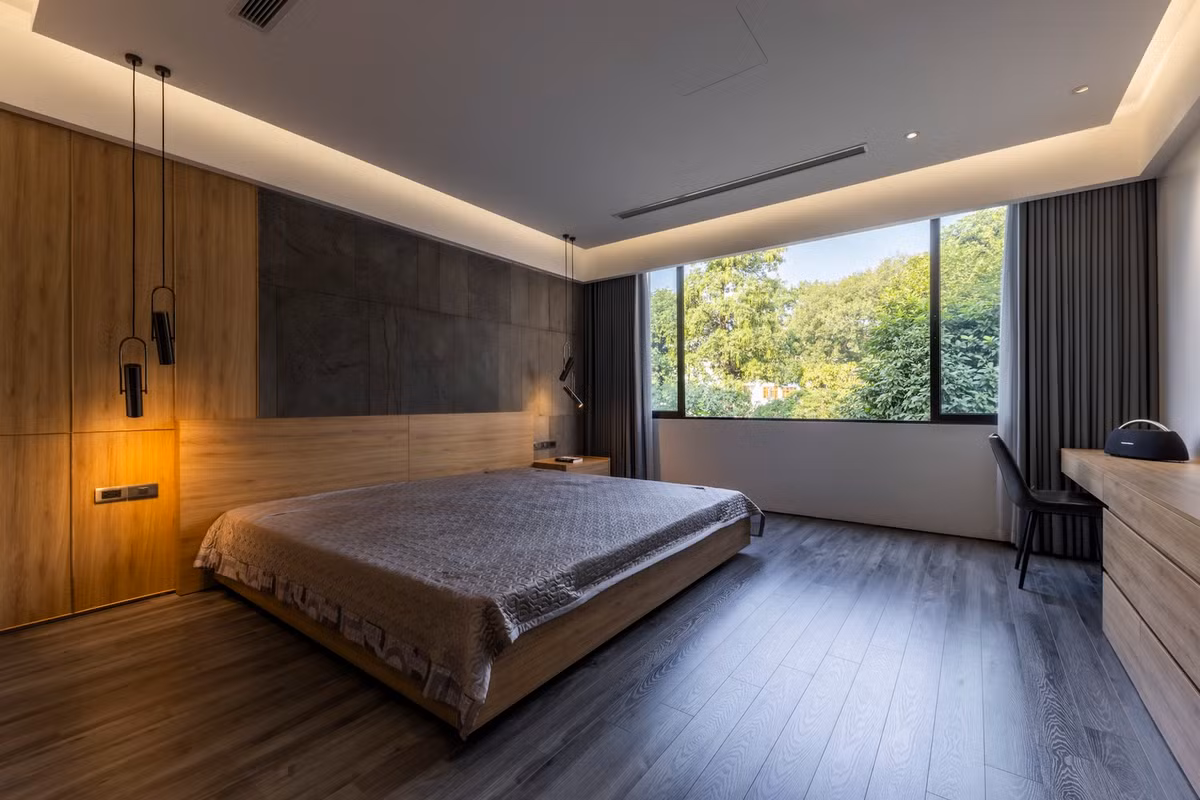 Phòng ngủ ấm áp với vật liệu gỗ chủ đạo và ngập tràn ánh nắng. Nguồn ảnh: Hiroyuki Oki