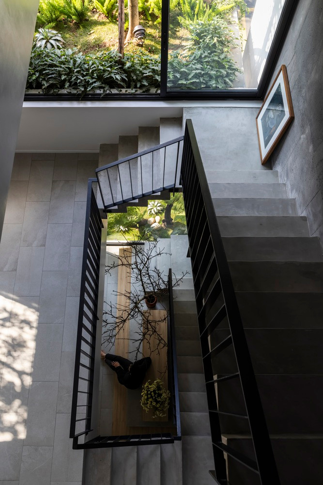 Kiến trúc sư bố trí lại ngôi nhà, di chuyển cầu thang và lối vào phía trước, giải quyết vấn đề giao thông và thúc đẩy lưu thông không khí.