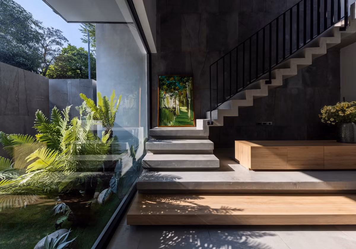 Bên cạnh đó, căn nhà còn có mặt tiền chính hướng Tây khiến không gian vô cùng nóng bức và ngột ngạt, nhất là trong những ngày hè oi bức.