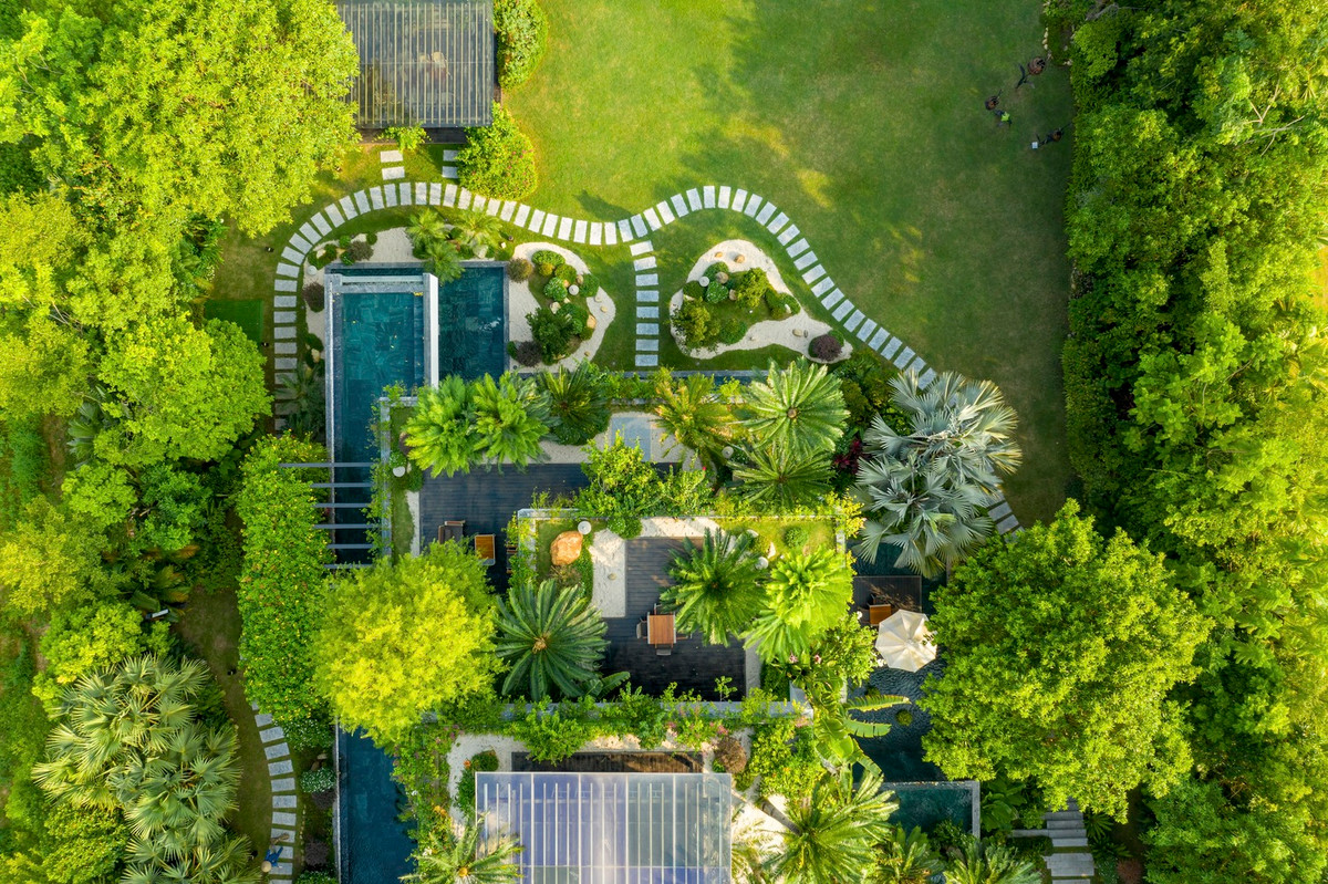 Bằng ngôn ngữ kiến trúc phóng khoáng, kiến trúc sư sử dụng các giải pháp tổ hợp hình khối, mảng kiến trúc và vật liệu để tạo đường nét kiến trúc sinh động, hiện đại.