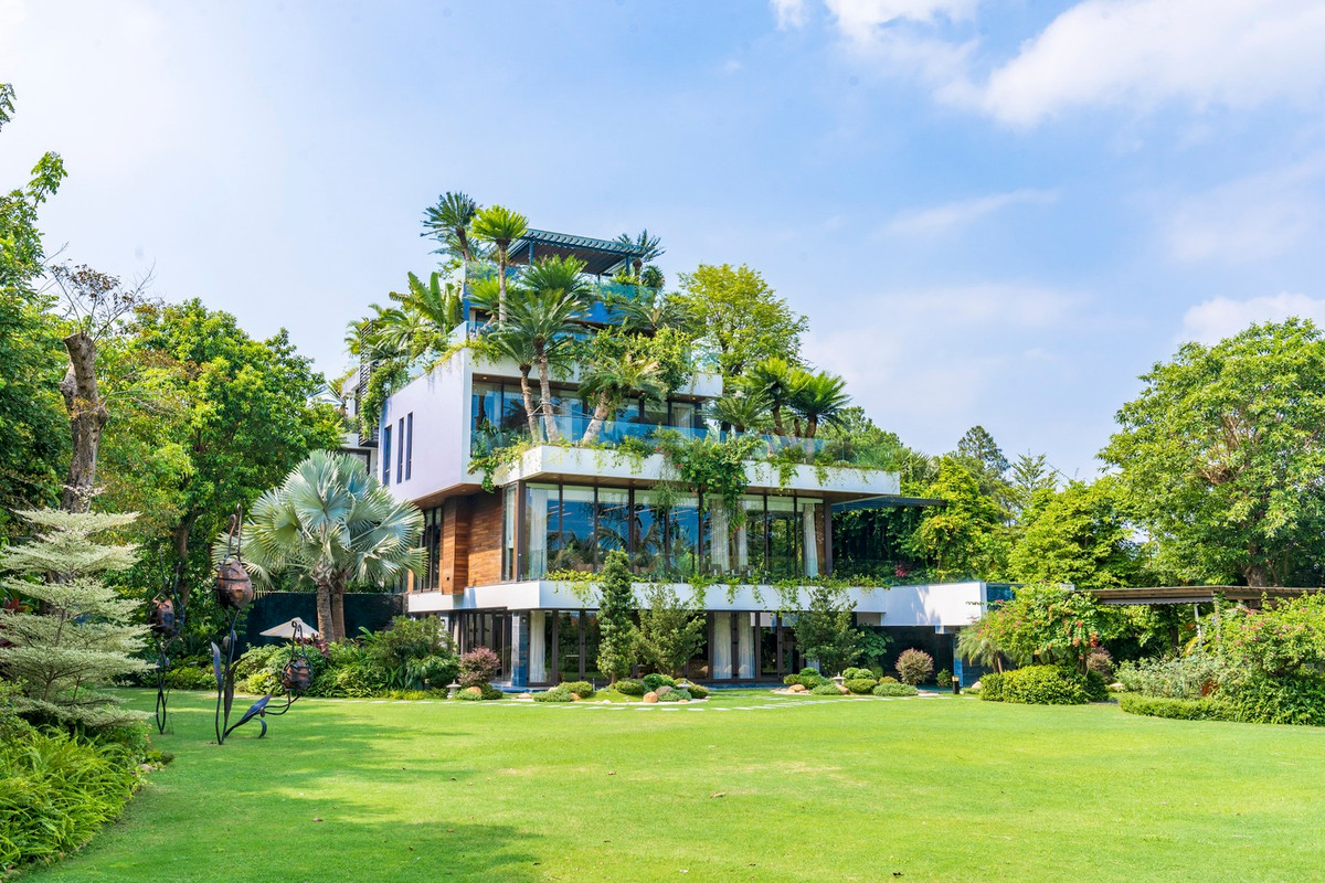 Biệt thự bao gồm các khu chức năng chính như: phòng sinh hoạt chung, khu giải trí, phòng chiếu phim, sảnh chính, phòng khách, bếp, phòng ngủ kết hợp sân vườn.