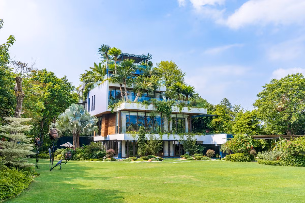 Biệt thự bao gồm các khu chức năng chính như: phòng sinh hoạt chung, khu giải trí, phòng chiếu phim, sảnh chính, phòng khách, bếp, phòng ngủ kết hợp sân vườn.