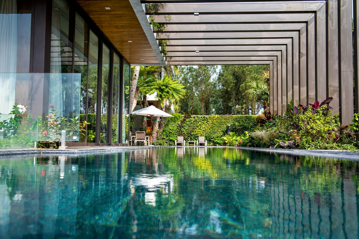 Vườn cây được đưa len lỏi vào trong từng không gian nội thất và từng tầng trên mặt đứng, gắn mọi hoạt động của con người gần gũi thân thiện với thiên nhiên.