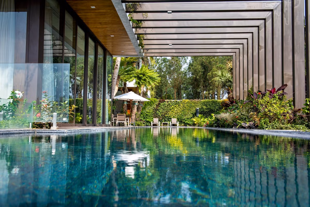 Vườn cây được đưa len lỏi vào trong từng không gian nội thất và từng tầng trên mặt đứng, gắn mọi hoạt động của con người gần gũi thân thiện với thiên nhiên.