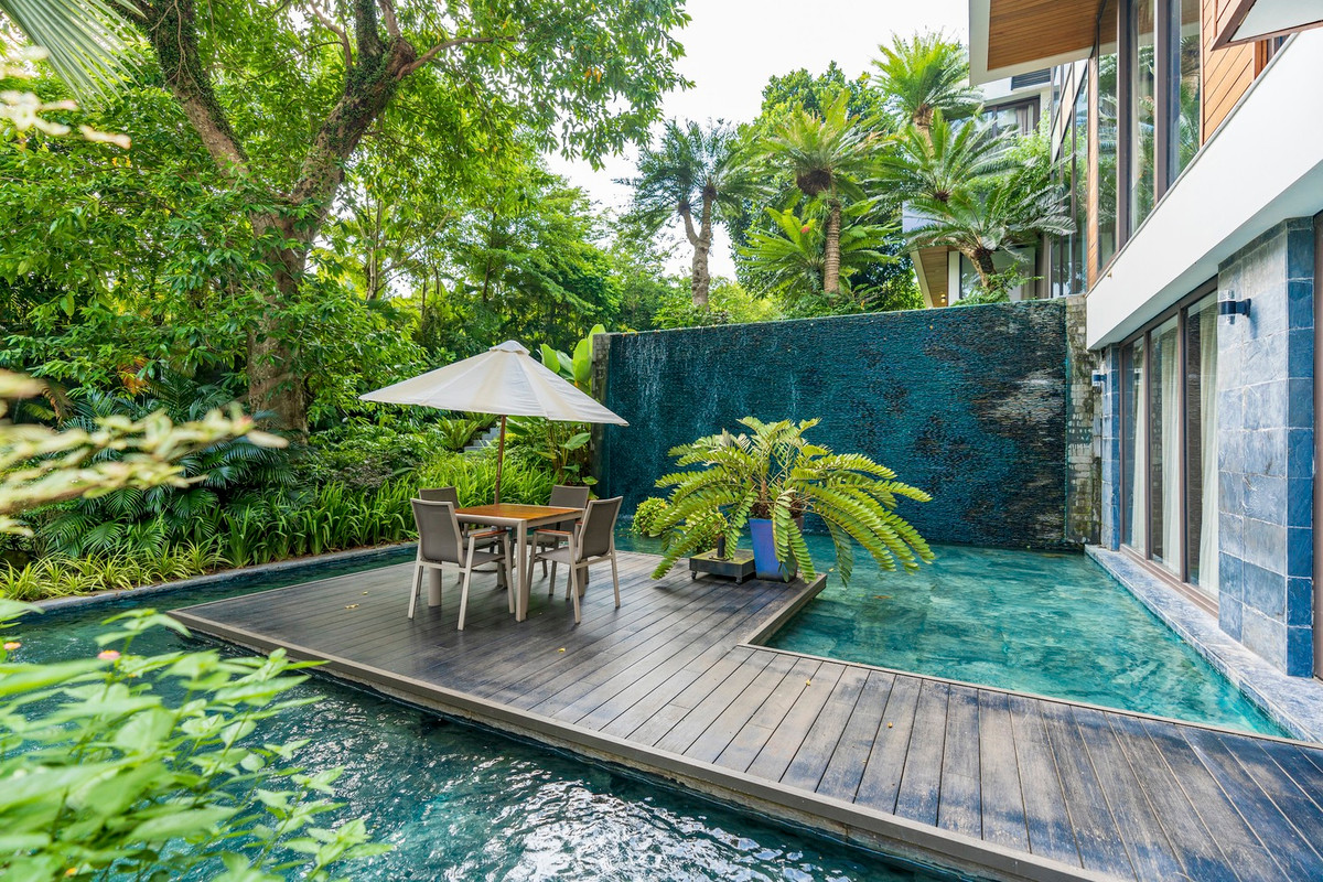 Mỗi vườn cây còn như một lớp khẩu trang lọc bụi, một lớp chống ồn. Vườn cây cũng góp phần giảm bức xạ mặt trời làm mát cho các không gian và bảo vệ cho kết cấu kiến trúc.