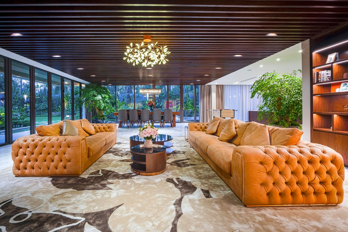 Không gian giải trí thiết kế mở với hệ thống vách kính lớn.