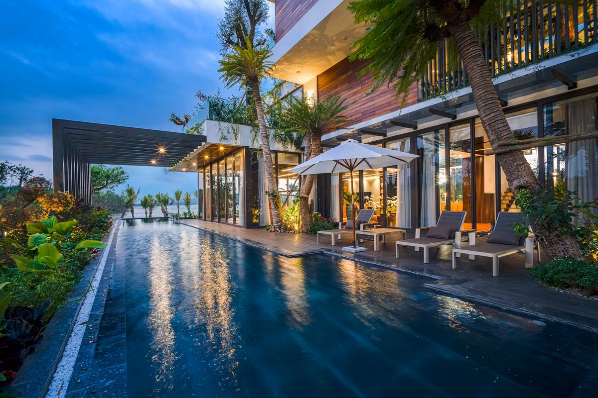 Biệt thự gắn liền với vườn cây xanh, các khu vườn đầy màu sắc được quy hoạch tổng thể kết hợp cùng bể bơi, khu vui chơi và địa hình cao thấp tạo nên kiến trúc xanh hài hòa.