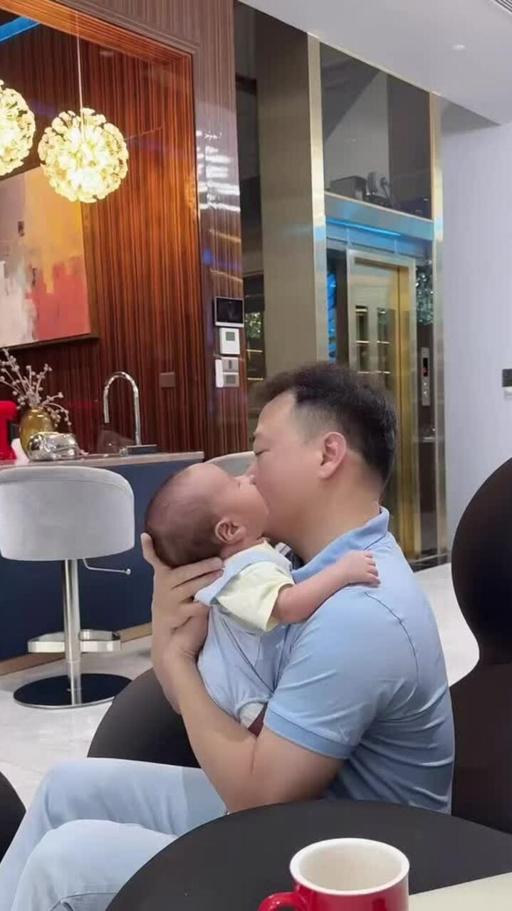 Vì hay phải đi công tác xa nên nam doanh nhân trân trọng mỗi giây phút bên các con. Ảnh chụp màn hình