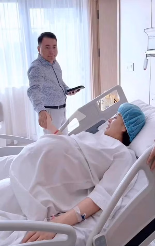 Thời điểm trước khi Phương Oanh vào phòng sinh, Shark Bình luôn nắm chặt tay và ở bên cạnh vợ không rời. Ảnh: FBNV