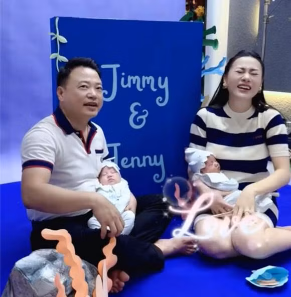 Hai em bé sinh đôi Jimmy và Jenny dù còn rất nhỏ những đã tỏ rõ sự thích thú khi ở cạnh bố. Ảnh: chụp màn hình