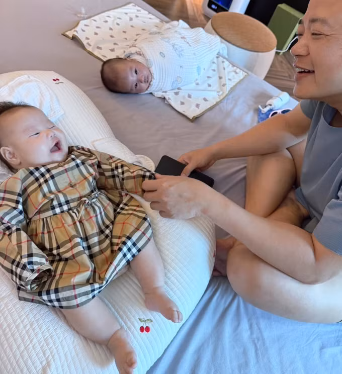 Từ khi đón cặp song sinh, ngoài công việc, Shark Bình dành nhiều thời gian để chơi và chăm sóc con. Ảnh: FBNV