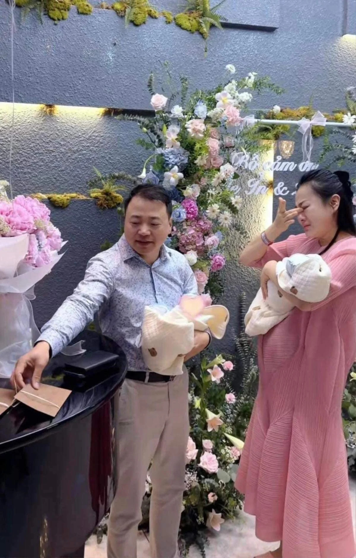 Chào đón vợ con trở về nhà, Shark Bình tự mình trang trí nhà cửa, mua hoa và không quên chuẩn bị những tấm thiệp gửi tặng vợ và 2 con. Ảnh: Saostar