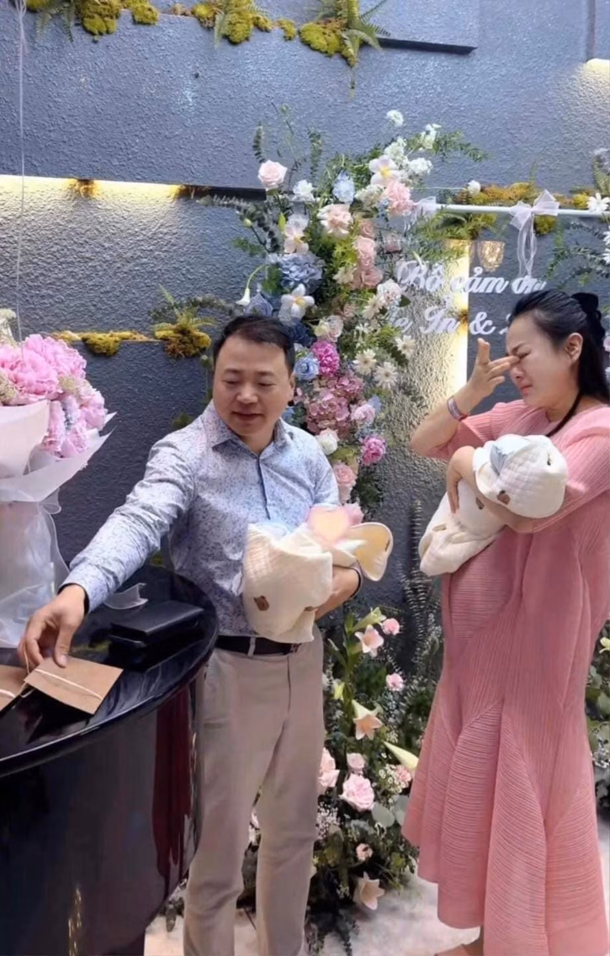 Chào đón vợ con trở về nhà, Shark Bình tự mình trang trí nhà cửa, mua hoa và không quên chuẩn bị những tấm thiệp gửi tặng vợ và 2 con. Ảnh: Saostar