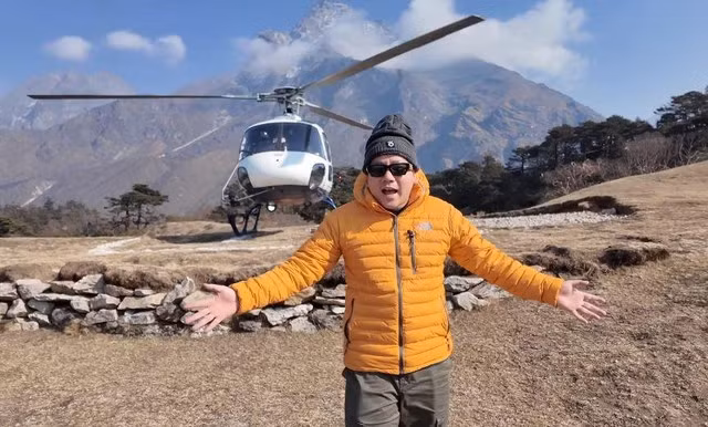 Trong đoạn video mới đăng tải trên kênh YouTube, Khoa Pug cho biết vừa thực hiện chuyến bay "nguy hiểm nhất thế giới", leo lên đỉnh núi Everest.