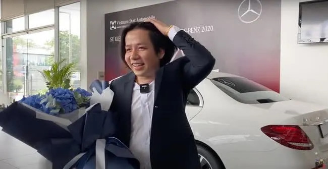 Trước đây, Khoa Pug từng xách bịch tiền mặt gần 2 tỷ đồng đi mua xe vào năm 2020