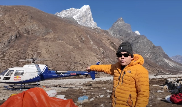 Nam Youtuber đã mạnh tay chi 40.000 USD (hơn 1 tỷ đồng), bao gồm giấy phép leo lên Everest do chính phủ Nepal cấp, giá bay trực thăng 40 triệu đồng/người.