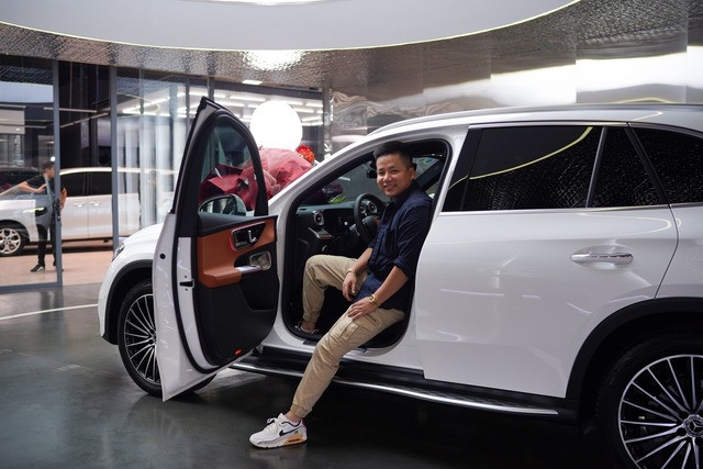 Trước đó, Khoa Pug cũng từng hé lộ mình kiếm tiền qua việc thiết kế, lập trình các app điện thoại. Bên cạnh đó, theo lời tỷ phú Vương Phạm, Khoa Pug còn kinh doanh đất và nhiều lĩnh vực khác để sinh lời. Nguồn ảnh: chụp màn hình