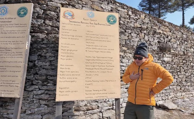 Thế nhưng khi gần đặt chân tới Everest, anh quyết định hủy chuyến quay trở về vì lo lắng cho tình trạng sức khỏe.