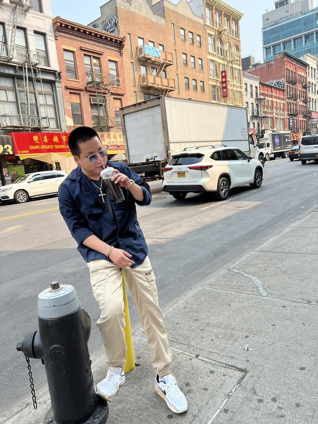 Nam YouTuber liên tục đi Đông đi Tây nếm những món ăn xa xỉ như bò dát vàng Dubai, cá nóc phủ vàng, đi các khu nghỉ dưỡng đẳng cấp thế giới...