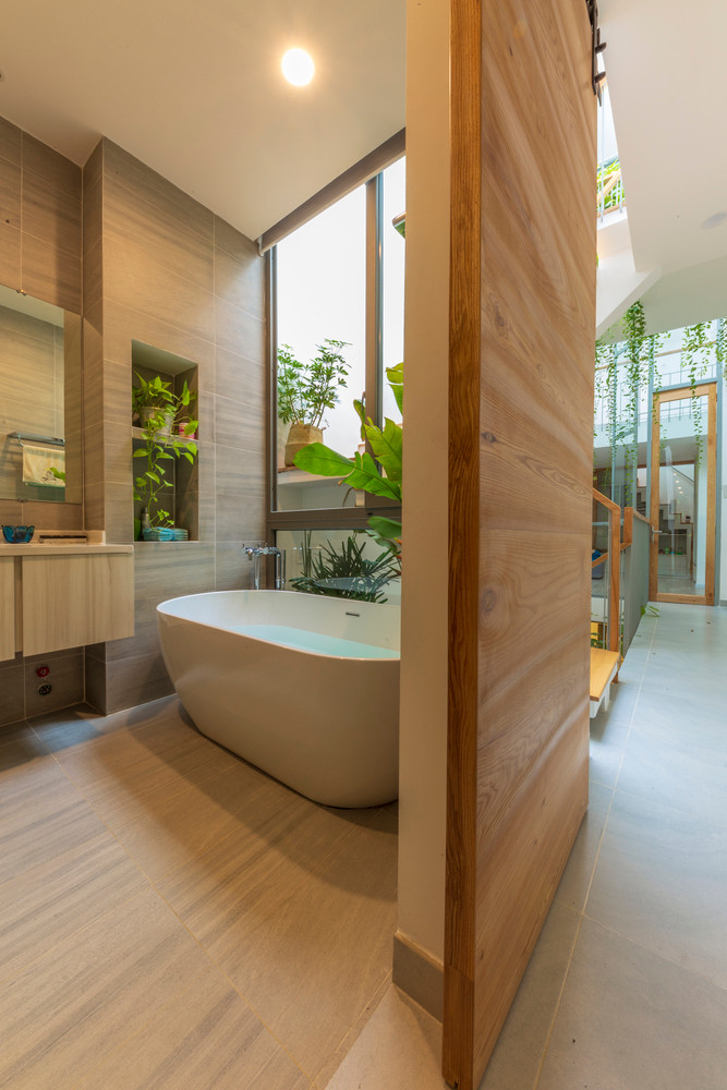 Phòng tắm đặt ngay cạnh giếng trời với hệ cửa trượt giúp tận dụng không gian tối ưu. Ảnh: Thiết Vũ