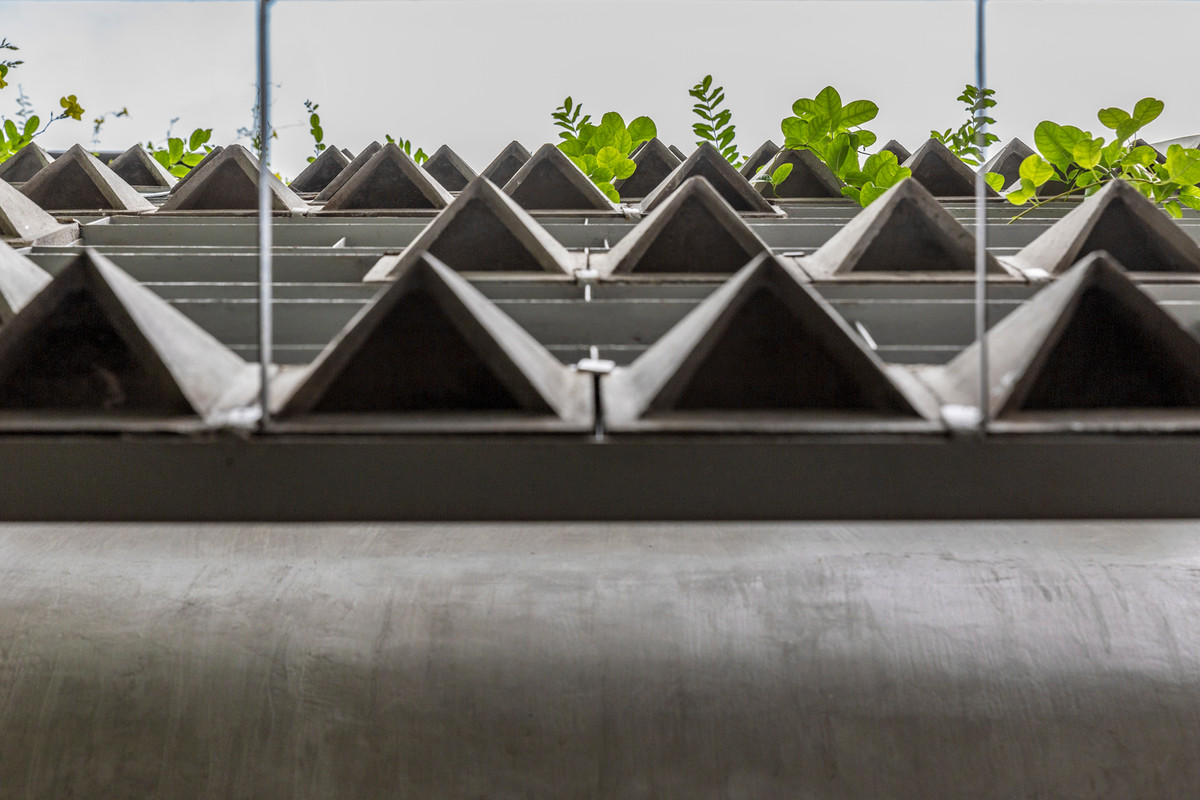 Những khe hở được sắp xếp không đều vừa đủ để che nắng và thông gió cho ngôi nhà. Ảnh: Thiết Vũ