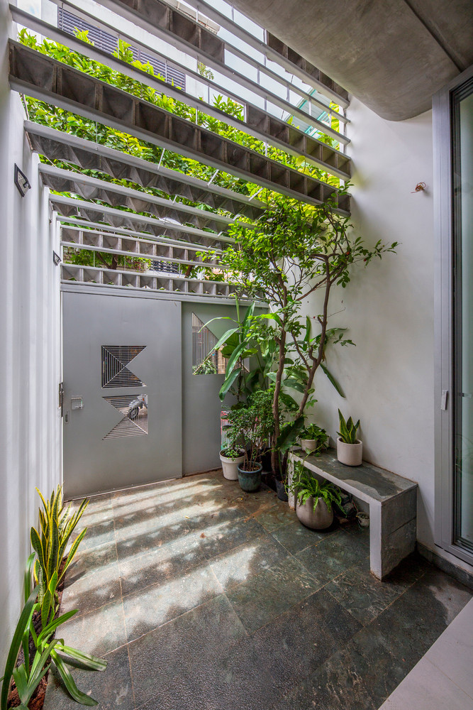Sân nhỏ giúp ngôi nhà thêm thoáng đãng. Ảnh: Thiết Vũ