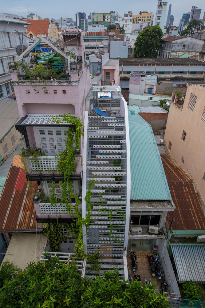 Do đó, kiến trúc sư thiết kế một hệ lam che mặt tiền chính, bao phủ toàn bộ căn nhà. Ảnh: Thiết Vũ