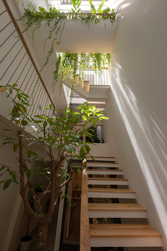 Bài toán được gia chủ đưa ra là làm sao có một không gian sống thật riêng tư, sự hối hả, tiếng còi xe ầm ĩ không thể nào “bước” vào bên trong. Ảnh: Thiết Vũ