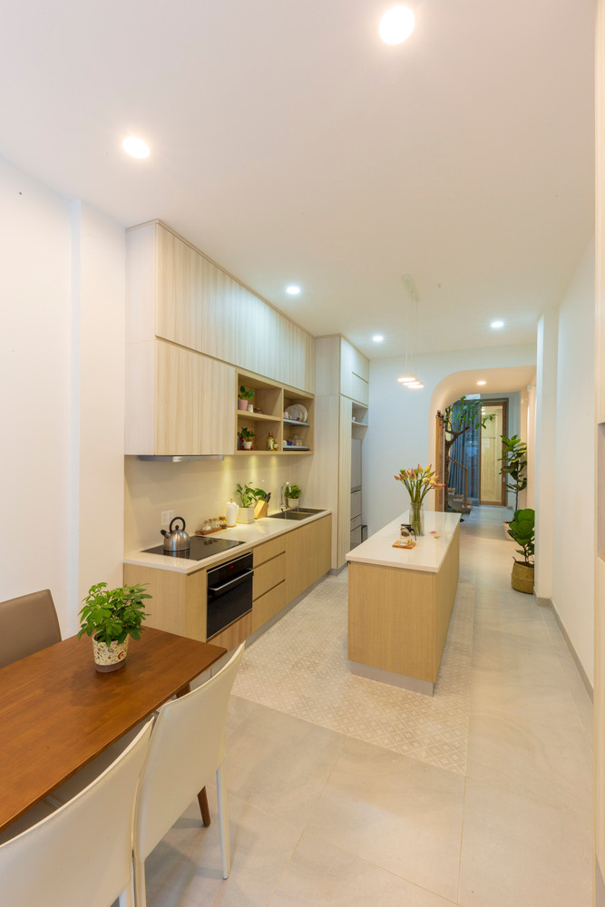 Do gia chủ không có nhu cầu sử dụng nhiều ở hai tầng trên nên các không gian chức năng chính tập trung ở tầng 1. Ảnh: Thiết Vũ