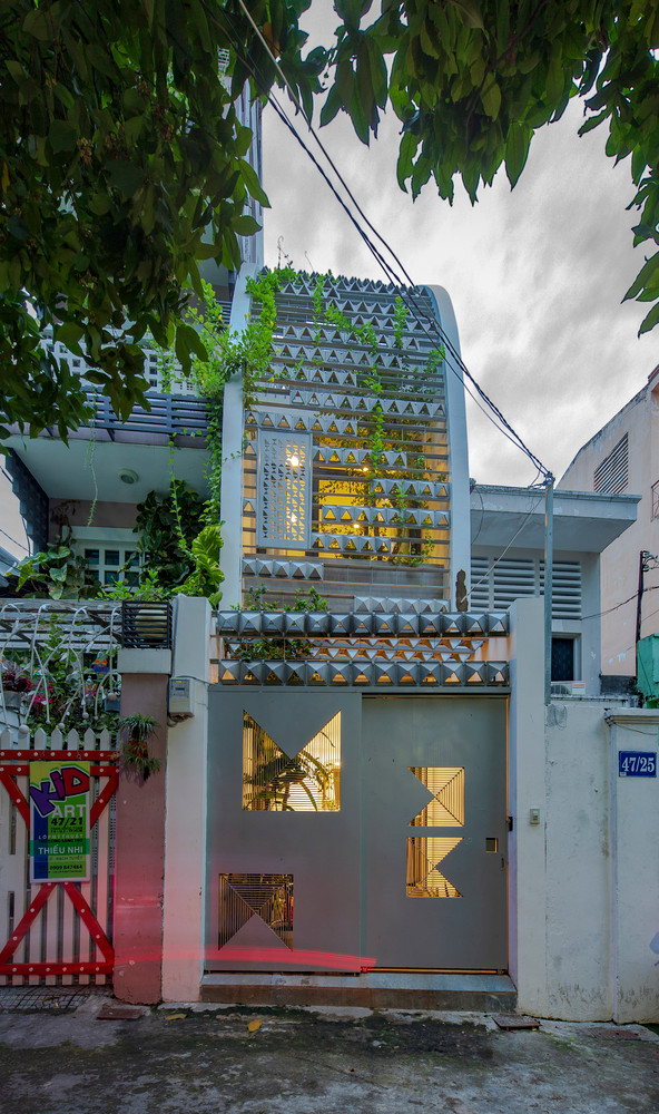 Lối thoát hiểm được thiết kế hài hòa với tổng thể mặt tiền nhưng vẫn đảm bảo an toàn trong trường hợp khẩn cấp. Ảnh: Thiết Vũ