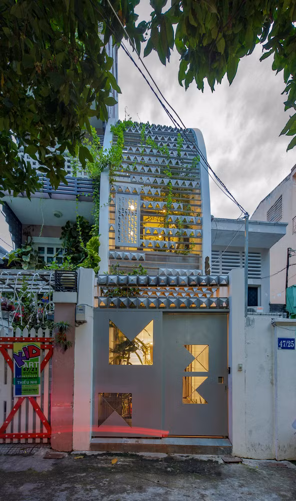 Lối thoát hiểm được thiết kế hài hòa với tổng thể mặt tiền nhưng vẫn đảm bảo an toàn trong trường hợp khẩn cấp. Ảnh: Thiết Vũ