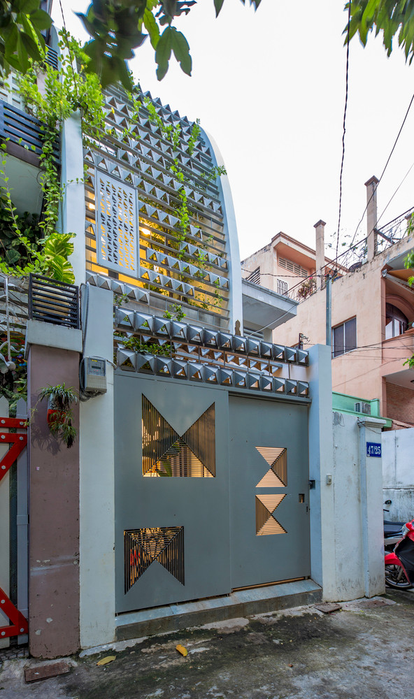 Hệ lam với những khe hở đủ để che nắng, vừa đảm bảo an toàn cần thiết, vừa tạo điểm nhấn độc đáo. Ảnh: Thiết Vũ